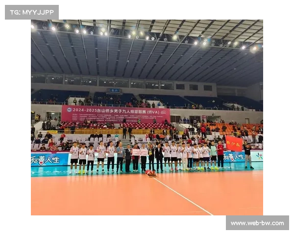 台山九人排球赛制独特，每队上场9人分三排站立